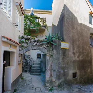 Under Ancient Roofs , Vrbnik Horvátország